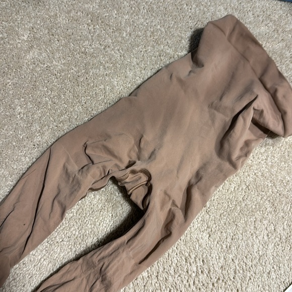 Skims Sculpting Leggings - Picture 7 of 7